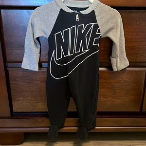 ❤️Baby Boy Nike Futura Black Footed Sleep & Play (3M)
